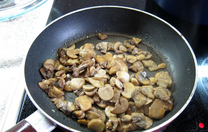 1. Этап. Солянка с маслинами и лимоном: Грибы нарезаем пластинками. Обжариваем на растительном масле 7-8 минут.