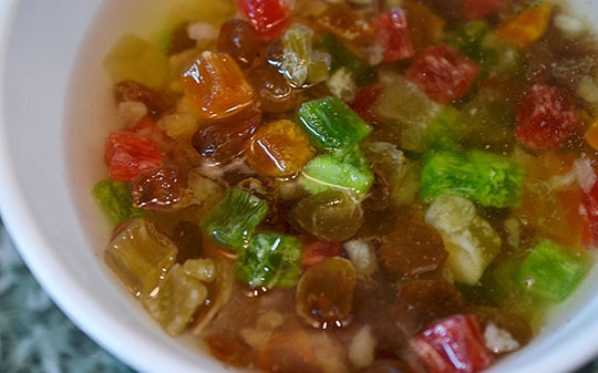 1. Этап. Традиционный рождественский штоллен: Изюм и цукаты помойте и замочите в горячей воде.