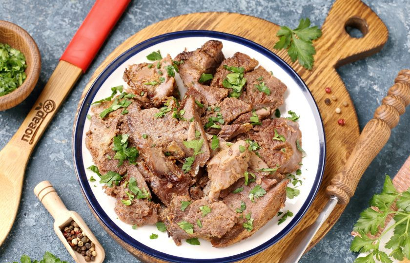 1. Этап. Гусиная грудка в духовке: Гусиная грудка в духовке готова. Нарезаем мясо кусочками и подаём к столу, полив сверху выделившимся жиром по желанию. Приятного аппетита!