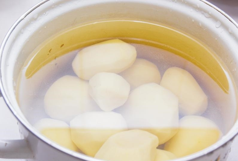 1. Этап. Ароматная курица в рукаве: 2. Помойте и очистите картофель. Нарежьте его небольшими кусочками.