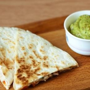 1. Этап. Кесадилья с индейкой: Каждую кесадилью разрезать на 3-4 части и подавать с заранее приготовленным соусом гуакамоле. Приятного аппетита!