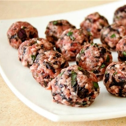 1. Этап. Суп из телячьего хвоста: Из мясного фарша и базилика формируем фрикадальки. Ставим фрикадельки в холодильник на полчаса.