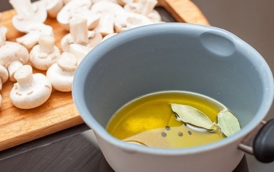 1. Этап. Маринованные шампиньоны за 7 минут: 2. Для приготовления маринада соедините растительное масло и уксус. Добавьте соль, сахар, перец и лавровый лист для аромата. Поставьте на огонь.