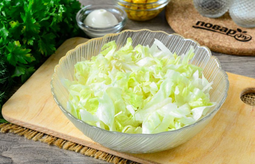 1. Этап. Салат Весенняя свежесть: Нарезанный салат айсберг выложите в глубокий салатник.