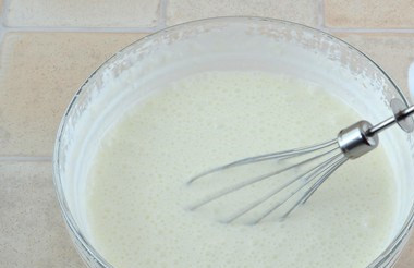 1. Этап. Торт Клипарт: Влейте желатин (остывший). Размешайте смесь миксером.