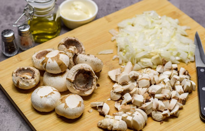 1. Этап. Салат Молдова: Шампиньоны и лук почистите. Нарежьте лук мелкими кубиками, грибы также нарежьте мелко. Сковороду разогрейте и жарьте на масле лук с грибами до готовности — 4-5 минут.