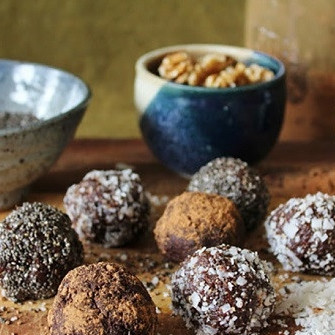 Сыроедческие конфеты из фиников