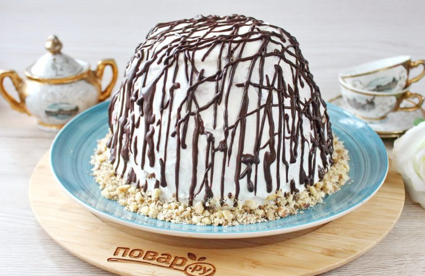 1. Этап. Торт Ай-Петри с вишней: Растопите шоколад на водяной бане или в микроволновке и полейте торт. Грецкие орехи измельчите и выложите внизу торта по кругу.