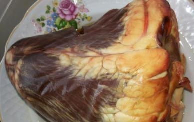 1. Этап. Салат из говяжьего сердца: Сердце разрезаем на несколько частей, вырезаем лишний жир и сосуды. Затем замочим сердце минимум на 1 час.