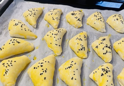 1. Этап. Мясные слоено-дрожжевые пирожки: Накрыть пленкой и дать подойти 20 минут. Смазать желтком. По желанию посыпать кунжутом.