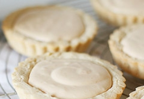 1. Этап. Корзиночки с заварным кремом и клубникой: Корзиночки. Выкладываем тесто в формочки тонким слоем. Делаем прокол вилкой на донышке. Запекаем в духовке двадцать пять минут. После того как корзиночки запеклись и остыли, заполняем их кремом и украшаем клубникой. Блюдо готово, теперь вы можете радовать своих близких чудесным десертом.