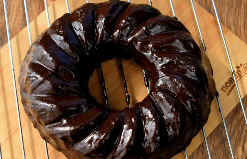 1. Этап. Шоколадный чайный пирог: Полейте пирог шоколадной глазурью, поставьте в холодильник до подачи.