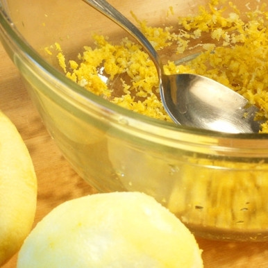 1. Этап. Лимонный керд: Натирать нужно только цедру, не цепляя белого подкожного слоя лимона. Это важно!