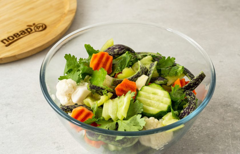 1. Этап. Армянские соленья: Выложите все овощи и зелень в глубокую миску или кастрюлю слоями.