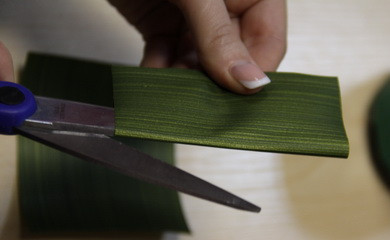 1. Этап. Ананас из конфет: 4. Понадобится также небольшой кусочек зеленой бумаги, которая будет хвостиком ананаса.