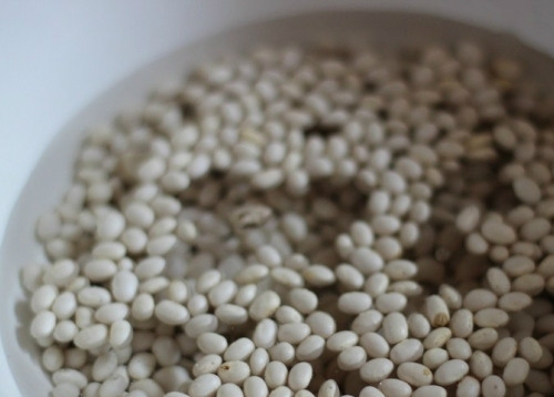 1. Этап. Фасоль со щавелем: Для нашего супа нам понадобится фасоль. Замачиваем ее в прохладной воде. Желательно, чтобы фасоль полежала подольше в замоченном виде, дабы процесс варки длился не столь долго. К тому же, из фасоли выйдут лишние химикаты. Замачивать её лучше на ночь, либо за 2 часа до начала готовки.