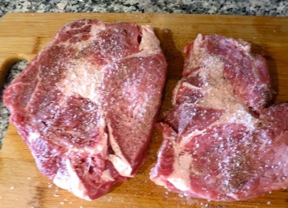 1. Этап. Американские стейки: Если стейк большой, разрежьте его на две части, посолите и поперчите хорошенько, втирая специи в мясо.