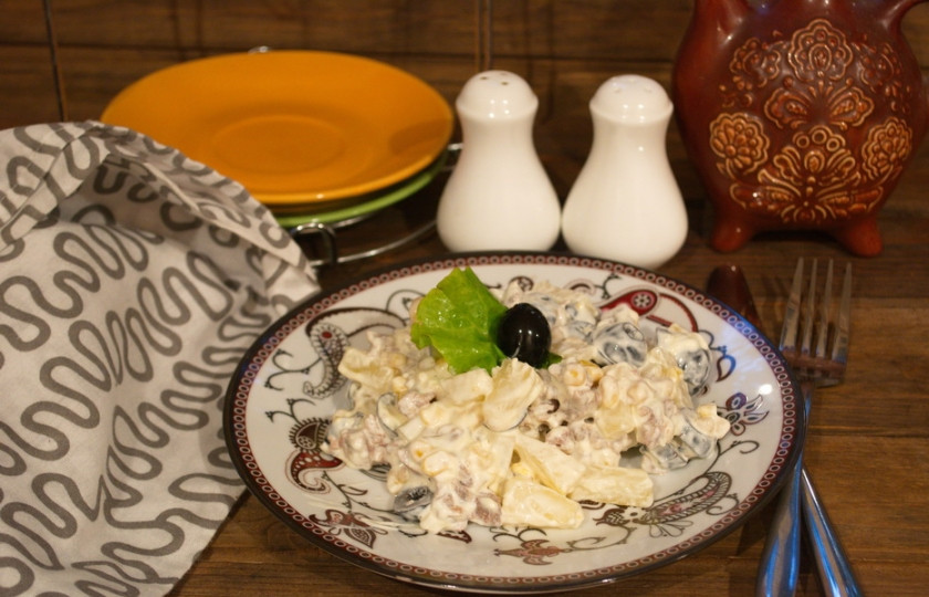 1. Этап. Салат Новый век: Заправьте салат майонезом. Посолите и поперчите по вкусу. Подайте салат к столу, украсив 1 маслинкой.