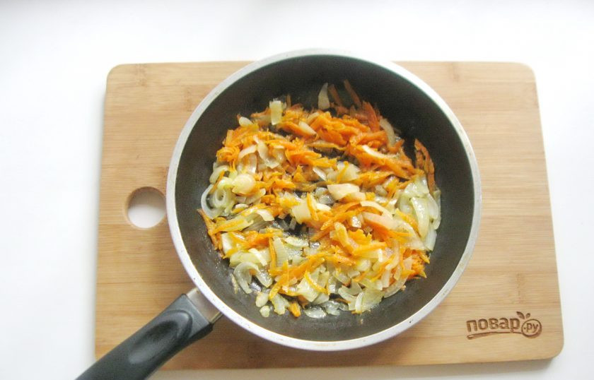 1. Этап. Диетический минтай в фольге в духовке: Налейте в сковороду подсолнечное масло и немного воды. Накройте крышкой и тушите эти овощи до мягкости 10-12 минут перемешивая.