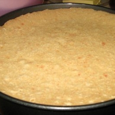 1. Этап. Торт Графские развалины: Ставим в разогретую до 180 градусов духовку и выпекаем до готовности (готовность проверяем зубочисткой - если выходит сухой, значит, готово). Готовый корж разрезаем пополам вдоль. Один корж оставляем целым, другой нарезаем на кубики.