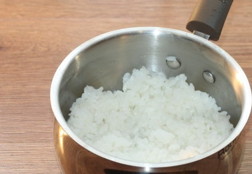 1. Этап. Куриные котлеты на кабачковой подушке: 2. Отвариваем до полуготовности рис (0,5 стак. риса + 1 стак. воды).