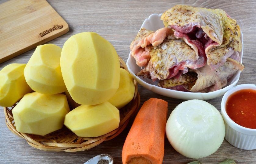 1. Этап. Жаркое из гуся: 1. Подготовьте все необходимые ингредиенты. Овощи очистите и ополосните. Части гуся порежьте на небольшие куски, чтобы его было легче обжаривать.