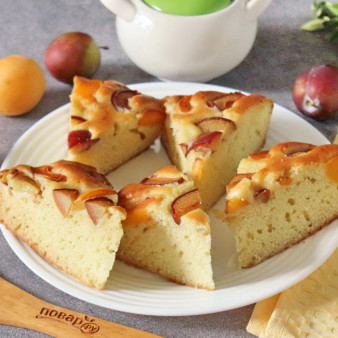 Пирог с абрикосами и сливами