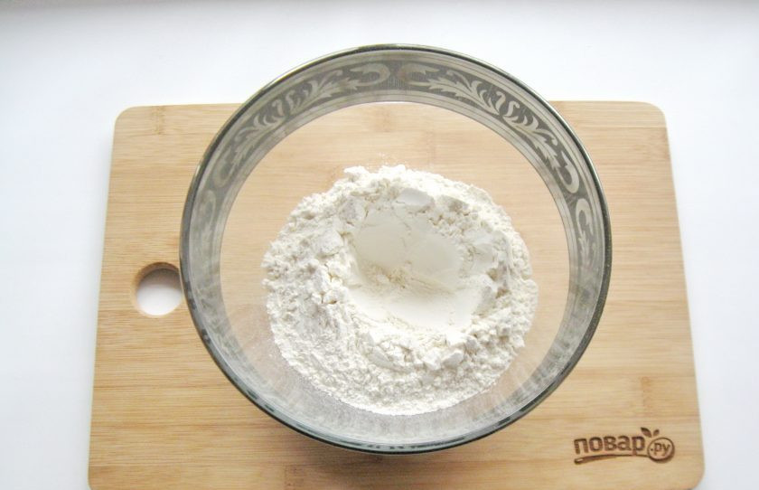 1. Этап. Тесто для вареников на минералке: В миску насыпьте муку. Сделайте в середине небольшое углубление.