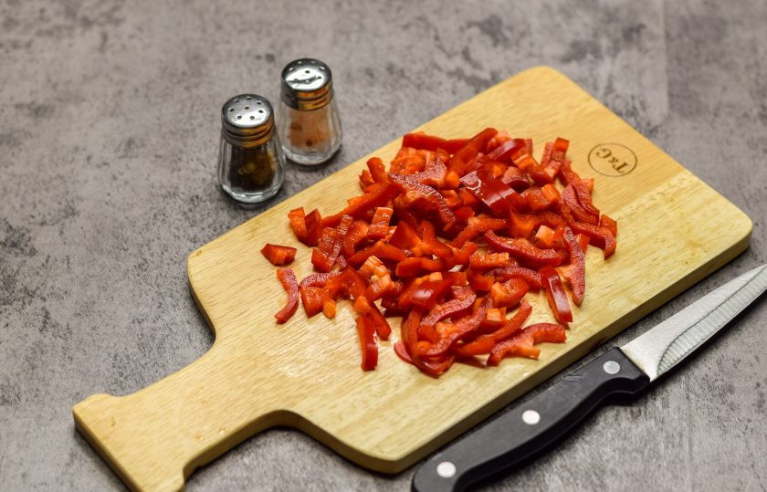 1. Этап. Курица по-пекински с ананасами: Сладкий перец очистите от семян и нарежьте небольшими полосками.