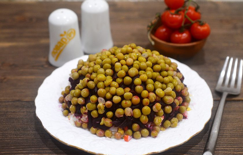 1. Этап. Салат Кардинал: 9. Сверху выложите горошек и подавайте к столу. Приятного аппетита!