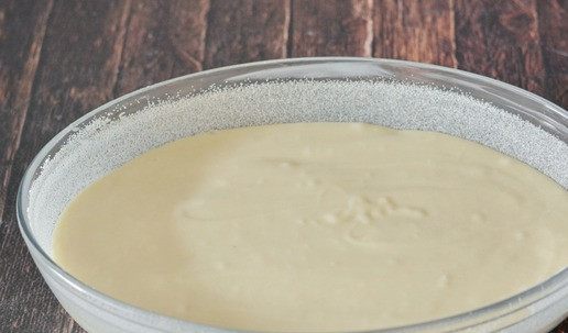 1. Этап. Сочный пирог с консервированными персиками: Поверх персиков вылейте тесто и отправьте пирог в холодную духовку.