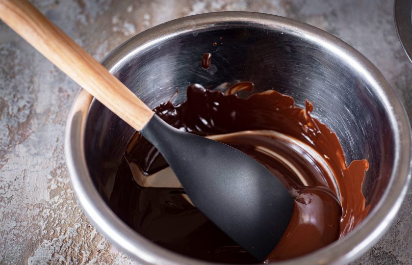 1. Этап. Шоколадный чизкейк с выпечкой: Удобным способом растопите шоколад, я растопила на водяной бане.