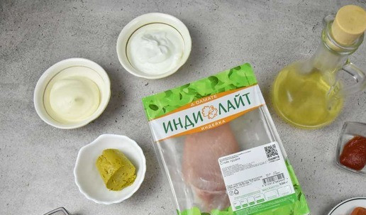 1. Этап. Коронационная индейка: Для приготовления блюда подготовьте продукты по списку. Можно использовать сухую смесь специй каррри. В своем случае я использую заранее подготовленный полуфабрикат сливочного масла с карри. Вместо абрикосового джема можно взять соус на основе манго.