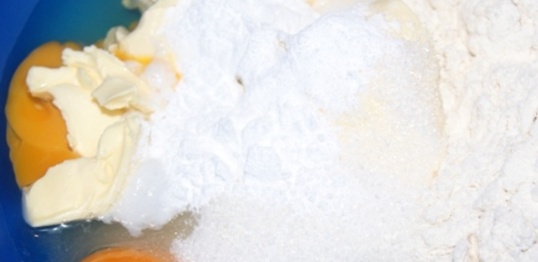 1. Этап. Абрикосовый пирог с марципаном: Смешиваем в глубокой емкости: яйца, сахар, размягченное масло, разрыхлитель, муку и цедру.