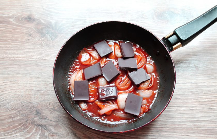 1. Этап. Шоколадный соус к мясу: Снимите сковороду с огня и выложите поломанный шоколад. Перемешивайте до расплавления шоколада.