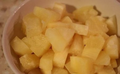 1. Этап. Торт с фруктами и желатином: Ананас и банан нарезать кубиками.