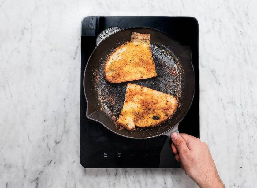 1. Этап. Сэндвич с курицей Тикка масала: 3. Затем ломтики хлеба смажьте солью и сахаром, а потом обжарьте их в сливочном масле с каждой стороны по 2 минуты.