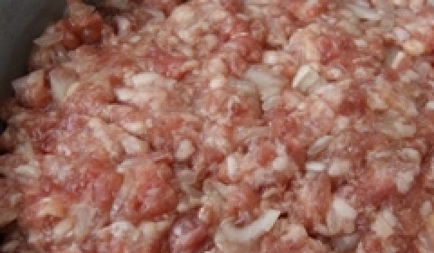 1. Этап. Суп с тефтелями: Хорошо месим фарш и лепим тефтели. Обваливаем тефтели в муке