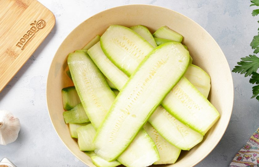 1. Этап. Кето-лазанья с кабачком: Кабачки нарежьте полосками. Если кабачки молодые, то шкурку оставьте. Полейте кабачки оставшимся маслом и аккуратно перемешайте.