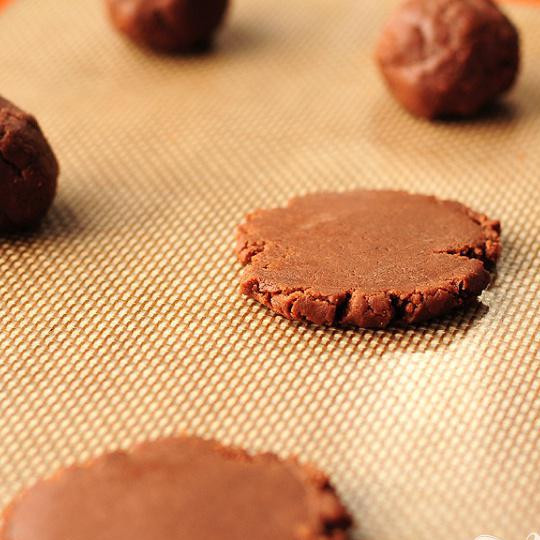 1. Этап. Печенье из крема Nutella: Чем тоньше печенье, тем оно будет более хрустящим.