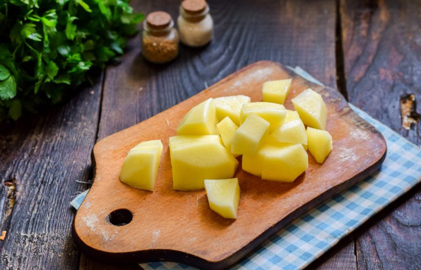 1. Этап. Суп с копченостями и вермишелью: Картофель очистите и сполосните, нарежьте брусочками.