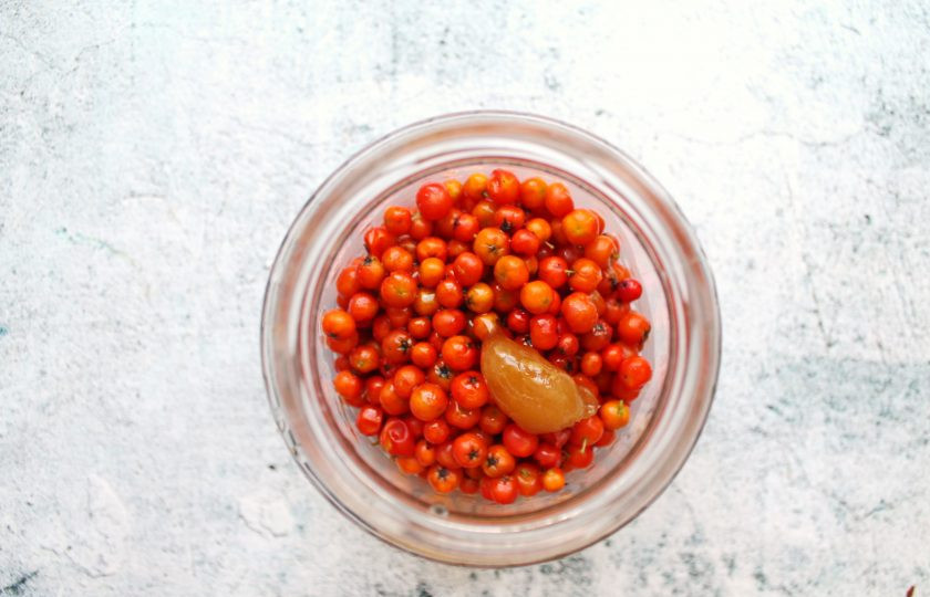 1. Этап. Рябина на коньяке в домашних условиях: Выложите рябину в чистую и сухую банку, добавьте мед.