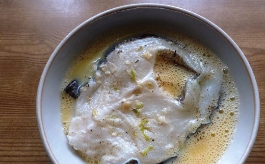 1. Этап. Зубатка жареная: 4. В отдельной мисочку взбейте яйцо со щепоткой соли. Окуните стейки в яйцо и проследите, чтобы они были полностью покрыты.