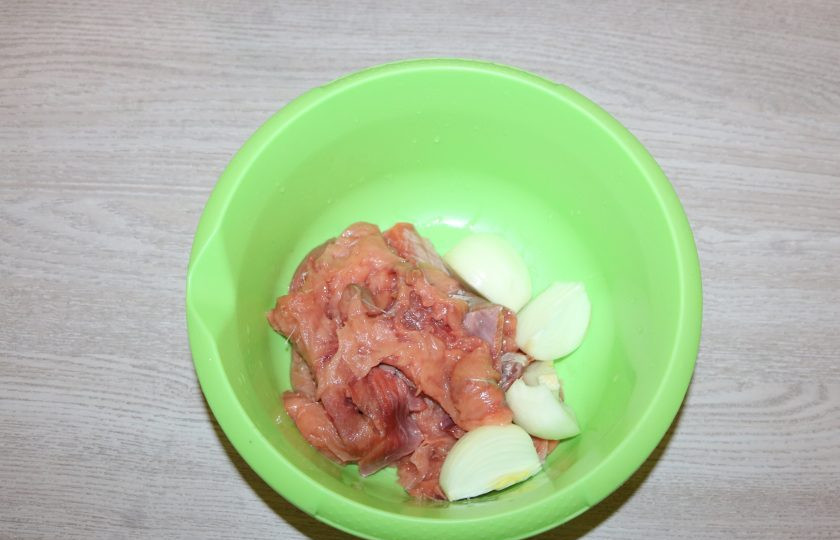 1. Этап. Рыбные ёжики: Нарежьте кусочками рыбу и лук.