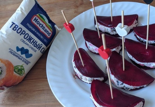 1. Этап. Закуска из свеклы с творожным сыром: Складываем пополам кружок свеклы с начинкой, скрепляем шпажкой.