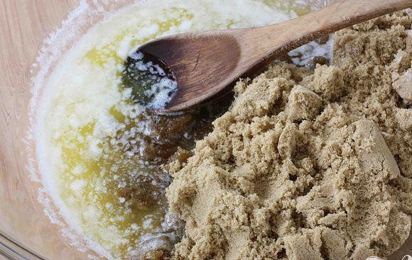 1. Этап. Ореховые пирожные со сливочным соусом: 1. Разогреть духовку до 175 градусов. В средней миске просеять вместе муку, соль и разрыхлитель. Отложить в сторону. В другой посуде смешать растопленное сливочное масло с коричневым сахаром. Добавить слегка взбитые яйца и ванильный экстракт. Хорошо размешать.