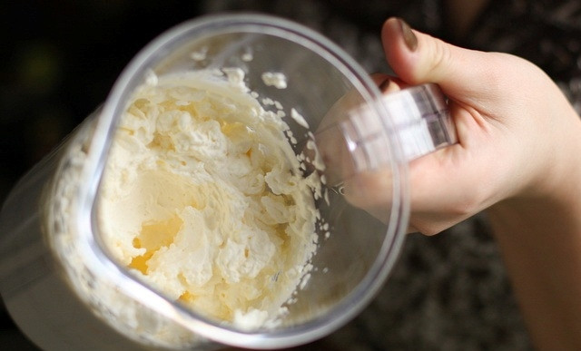 1. Этап. Творожник со взбитыми сливками и ванилью: Теперь занимаемся начинкой. Для начала взобьем сливки до кремовой консистенции.