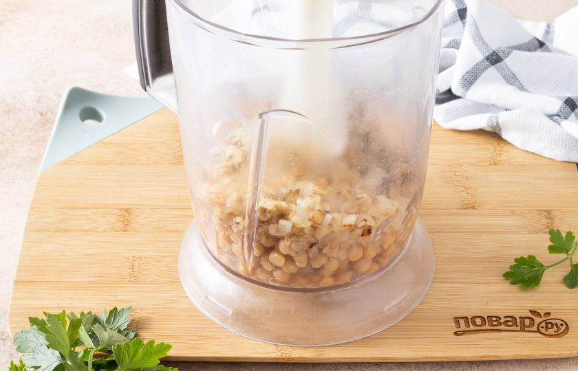 1. Этап. Паштет из нута с грецким орехом: Соедините нут, чеснок, орехи и жареный лук. Добавьте соль, яблочный уксус и все специи, измельчите массу до однородности.