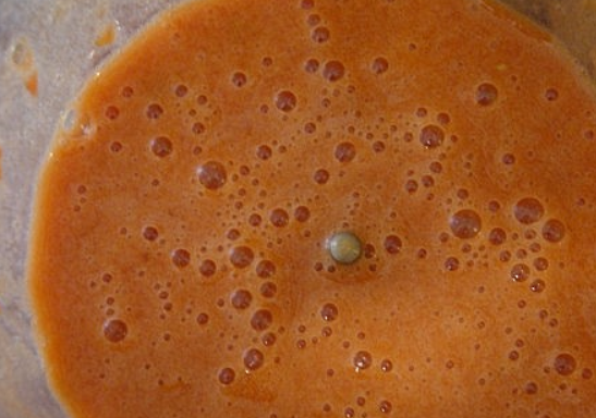 1. Этап. Курица в имбирном соусе: В блендере смешайте измельченный помидор, уксус, сахар и томатную пасту.