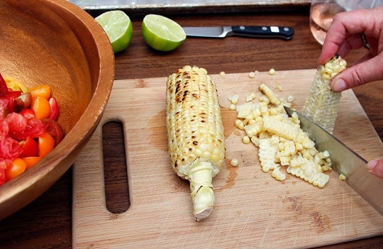 1. Этап. Салат с рукколой: 4. Свежий перец очистите и нарежьте мелко. Снимите готовую кукурузу и срежьте зерна с початка. Аккуратно очистите печеный перец и нарежьте.